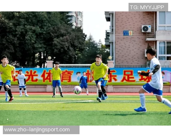 精彩瞬间尽在足球比赛图片中感受激情与团队精神的完美结合 精彩瞬间尽在足球比赛图片中感受激情与团队精神的完美结合